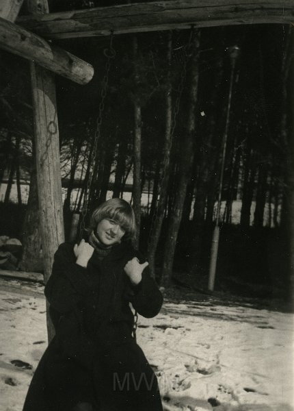 KKE 4308.jpg - Anna Hajduk na huśtawce w parku w Mrągowie, 18 II 1984 r.